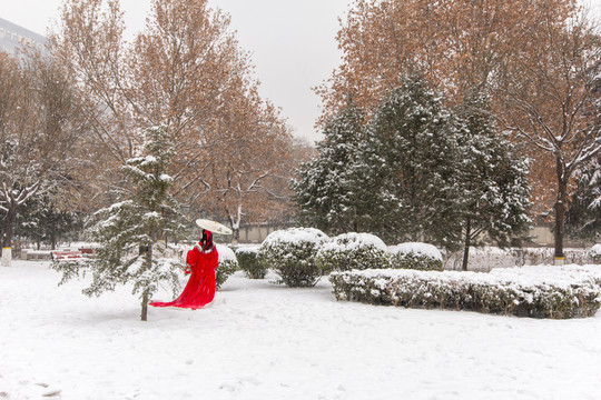 雪中紅衣女