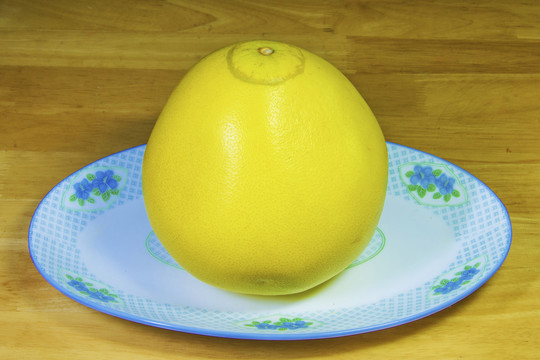 一個(gè)柚子