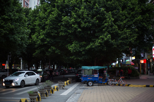 小區(qū)門口