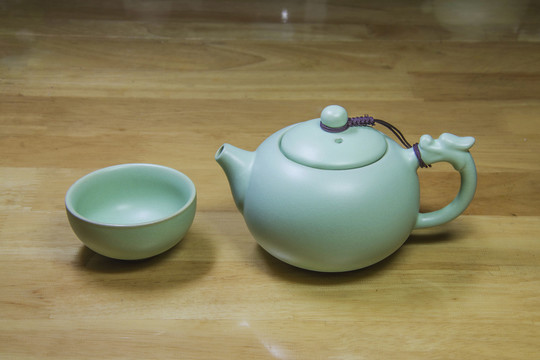 汝瓷西施茶壺與茶杯