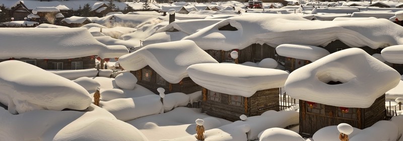 雪鄉(xiāng)風(fēng)情農(nóng)家小院屋頂