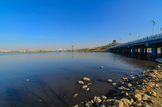 水邊石塊 橋梁