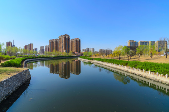 水邊建筑倒影