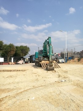 現(xiàn)代機(jī)械挖土挖掘機(jī)