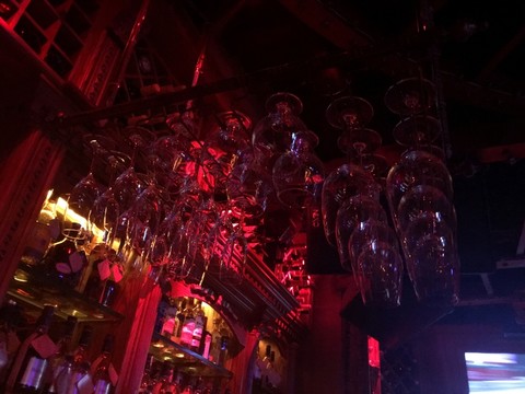 酒吧吧臺的高腳杯 懸掛酒架