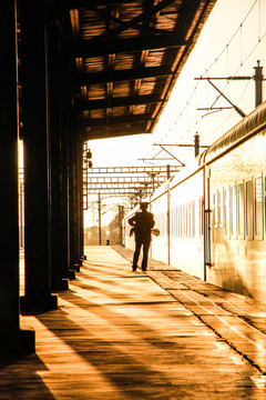 站臺(tái)的列車(chē)員