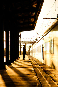 站臺(tái)的列車(chē)員