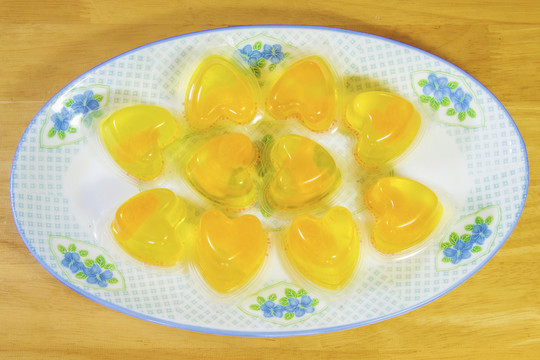 一盤(pán)黃色心形果凍藝術(shù)造形