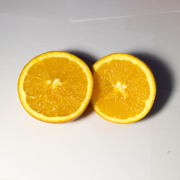 一個(gè)橙子切兩半