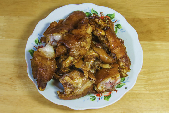 一盤醬豬腳