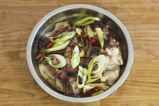 一盆待加工熟豬肘子肉
