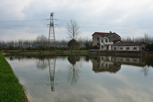養(yǎng)魚池 輸電線路 魚塘