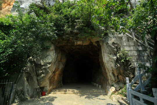 箭盤山奇石園 半山 山洞