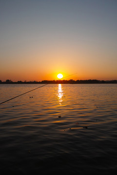 江上夕陽垂釣