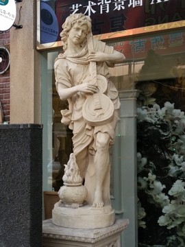 彈琴雕像
