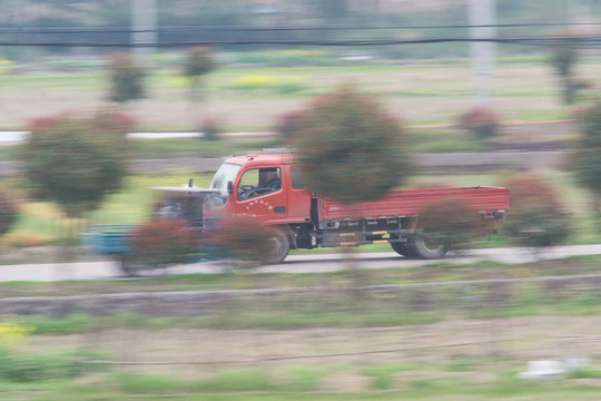 飛馳的貨車
