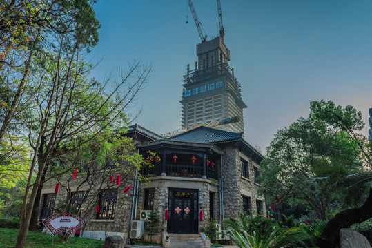 老建筑與高樓大廈