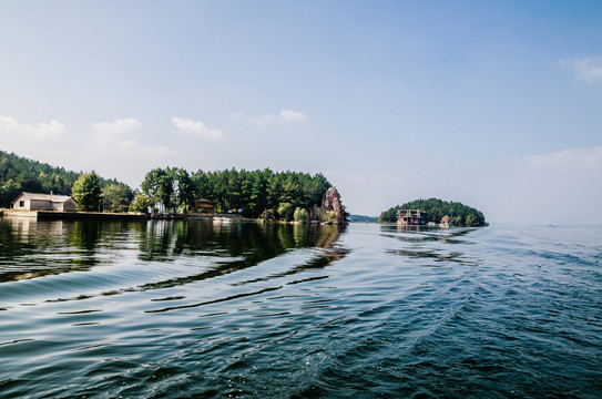 湖光波光粼粼