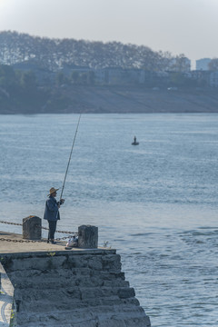 長江邊的釣魚人