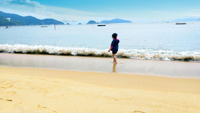 晴空下的大海海浪