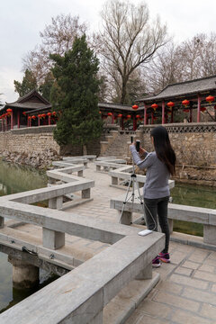 公園用手機(jī)自拍的女孩