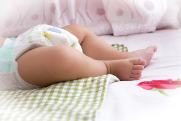 床上玩耍嬰兒