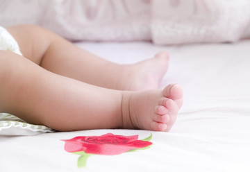 床上玩耍嬰兒