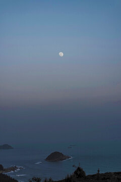 海上生明月