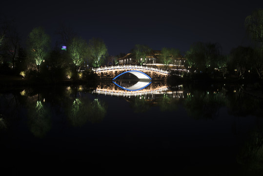 大明湖夜景