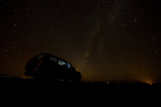 星空下的越野車