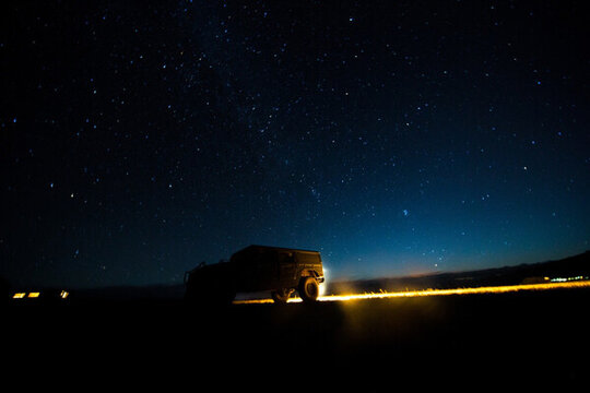 星空下的越野車