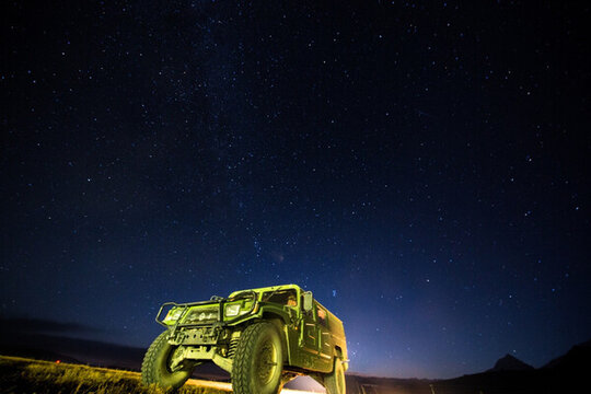 星空下的越野車