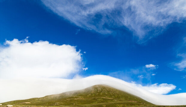 霧鎖山頭