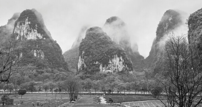 霧色山景