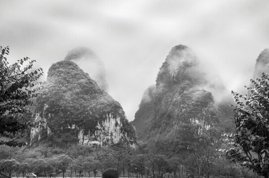 霧色山景