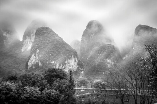 霧色山景