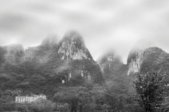 霧色山景