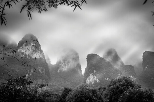 霧色山景