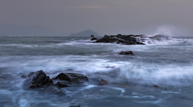 海浪礁石