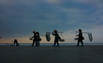 海边劳作 出海打渔 渔民出海