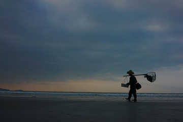 海边劳作 出海打渔 渔民出海
