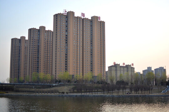 河邊建筑一
