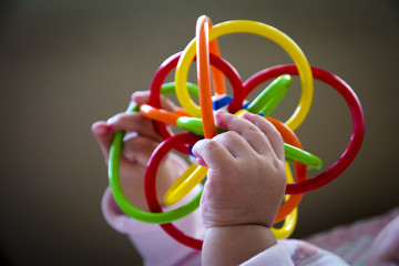 玩玩具的嬰兒