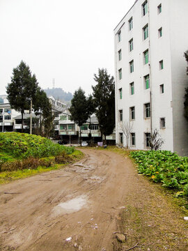 鄉(xiāng)村小鎮(zhèn)風光泥濘小公路攝影