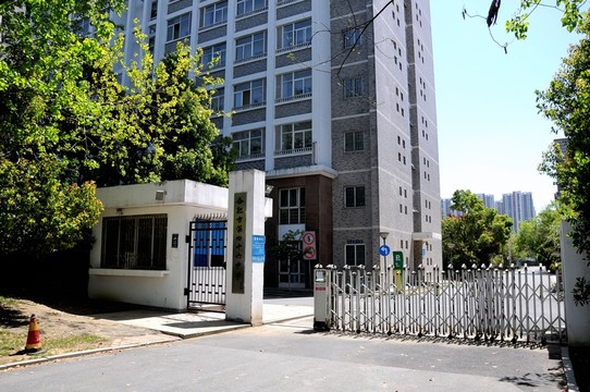 學(xué)校大門