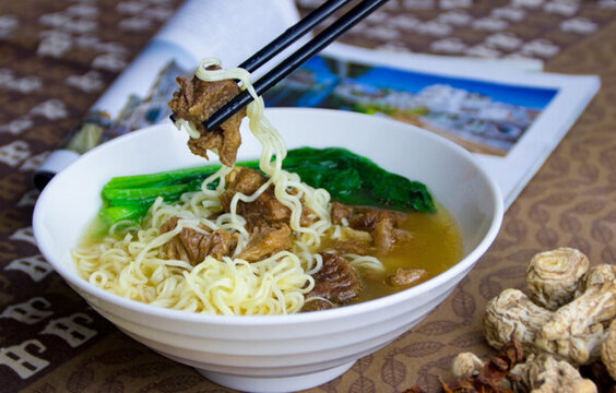 牛腩手工面湯