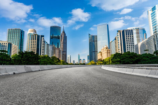 前景為瀝青路面的廣州建筑群
