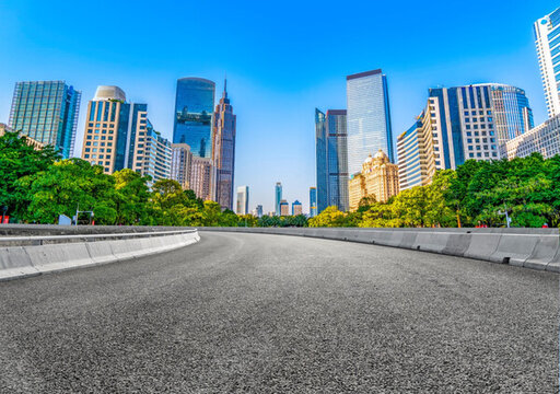 前景為瀝青路面的廣州建筑群