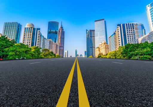 前景為瀝青路面的廣州建筑群