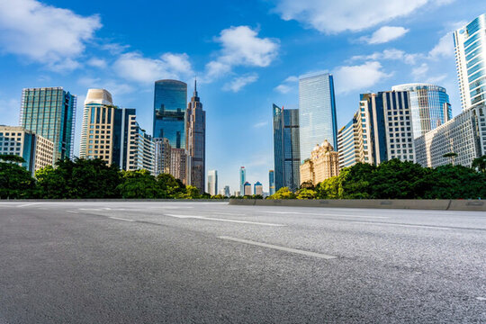 前景為瀝青路面的廣州CBD建筑
